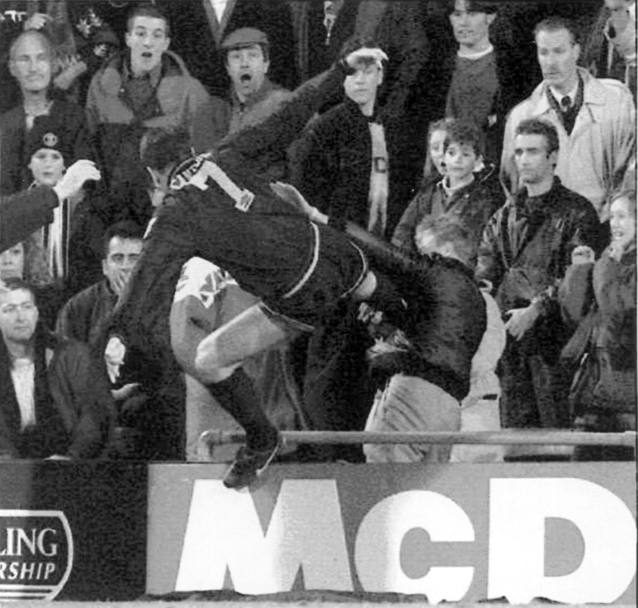 Indimenticabile: il calcio da kung fu con il quale Eric Catona aggred un tifoso a bordo campo durante una partita tra il Manchester United e il Crystal Palace. Ap